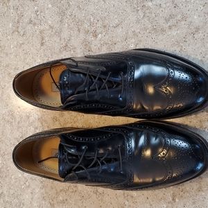 Mens black Johnston and Murphy wing tip dress shoe